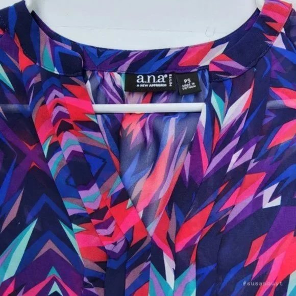 Vibrant ANA Abstract Starburst Sheer Weird Girl Cropped Short Sleeve V-Neck Top - Picture 6 of 6